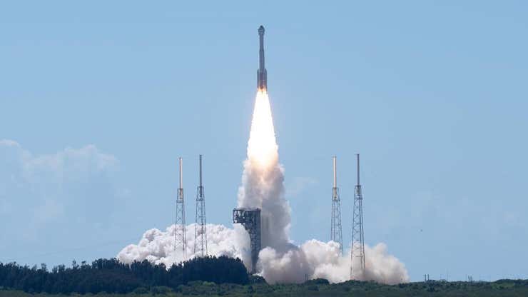 波音星际客机在前往国际空间站的旅途中喷出新鲜氦泄漏的图片