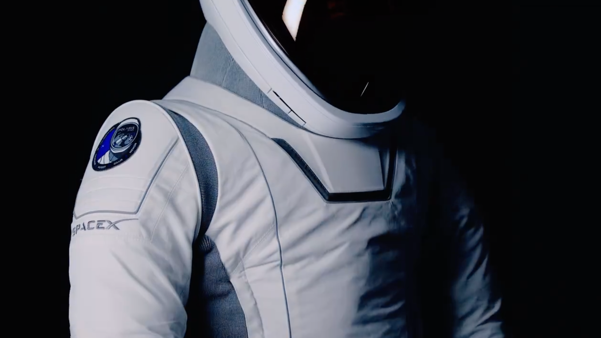 スペースX、民間宇宙飛行士向けの新しい宇宙遊泳スーツを発表