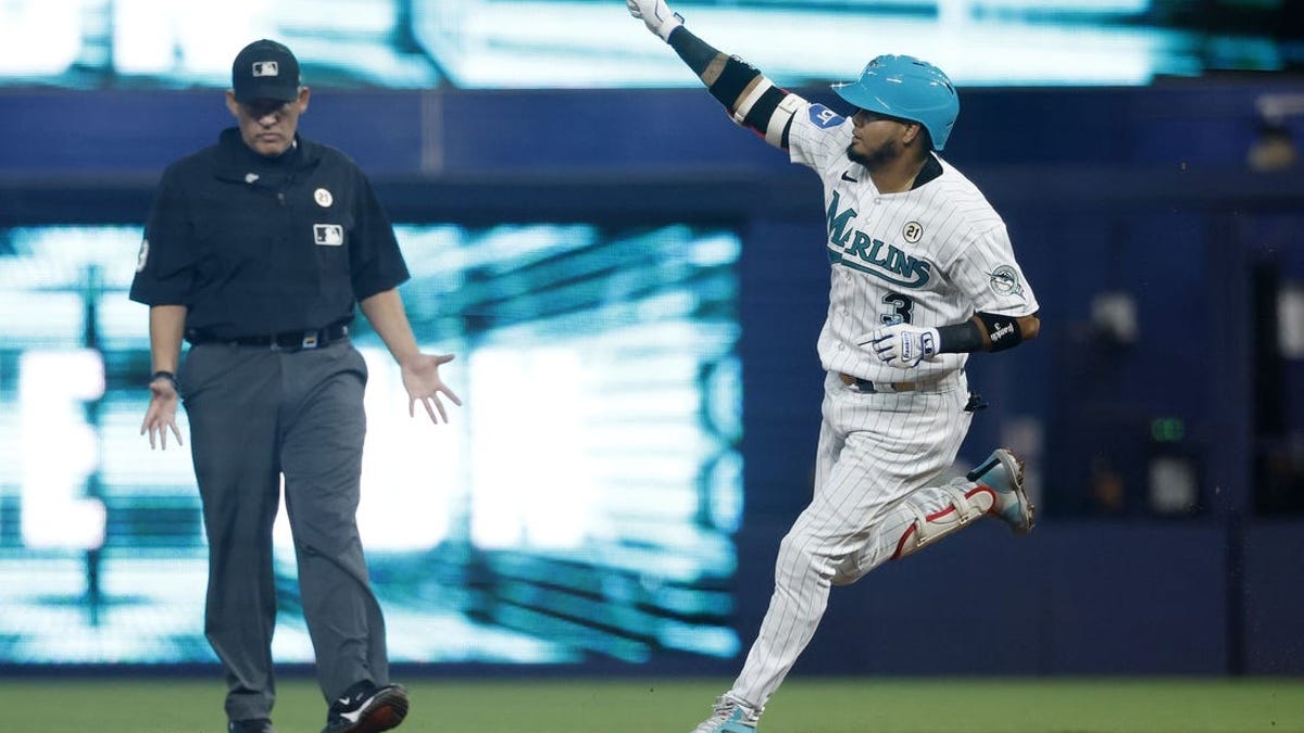 Luis Arráez opens game with a HR, scores go-ahead run as Marlins