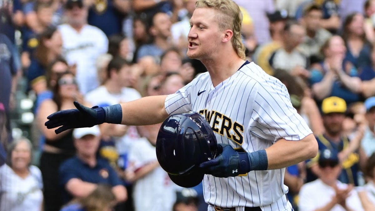 Brewers' offense rallies in ninth, wins 3-2 to sweep Pirates