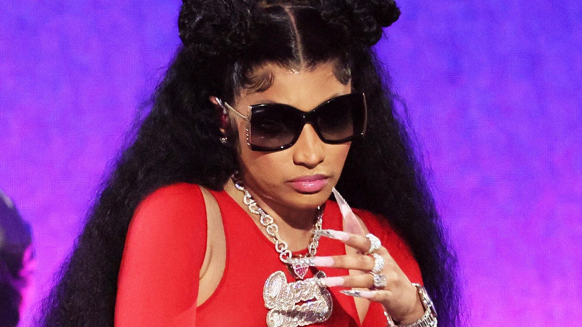 Shocking Wardrobe Malfunction Leads Nicki Minaj to Mock Barbz