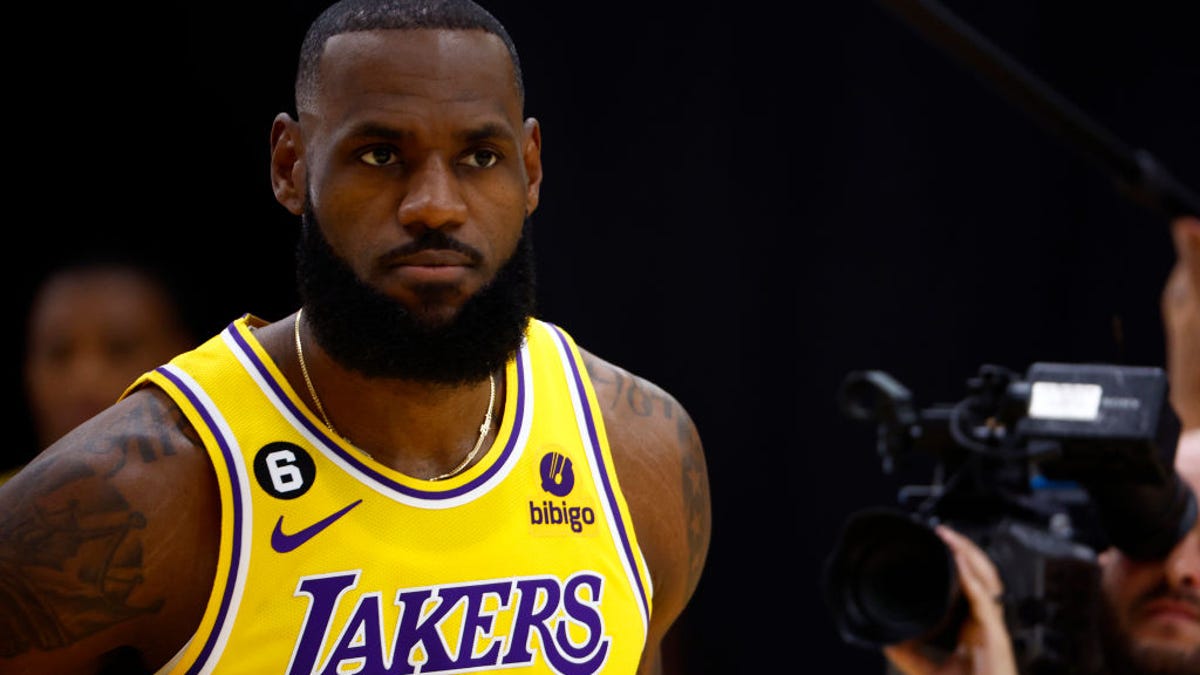 LeBron James Appears to Reveal New Lakers Jersey Number on Twitter