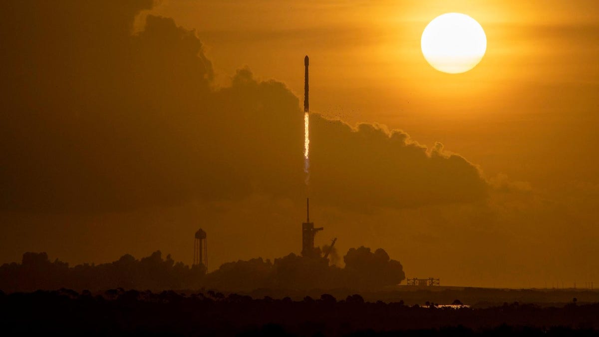 SpaceX slavenais pastiprinātājs nokrīt un saplīst okeānā