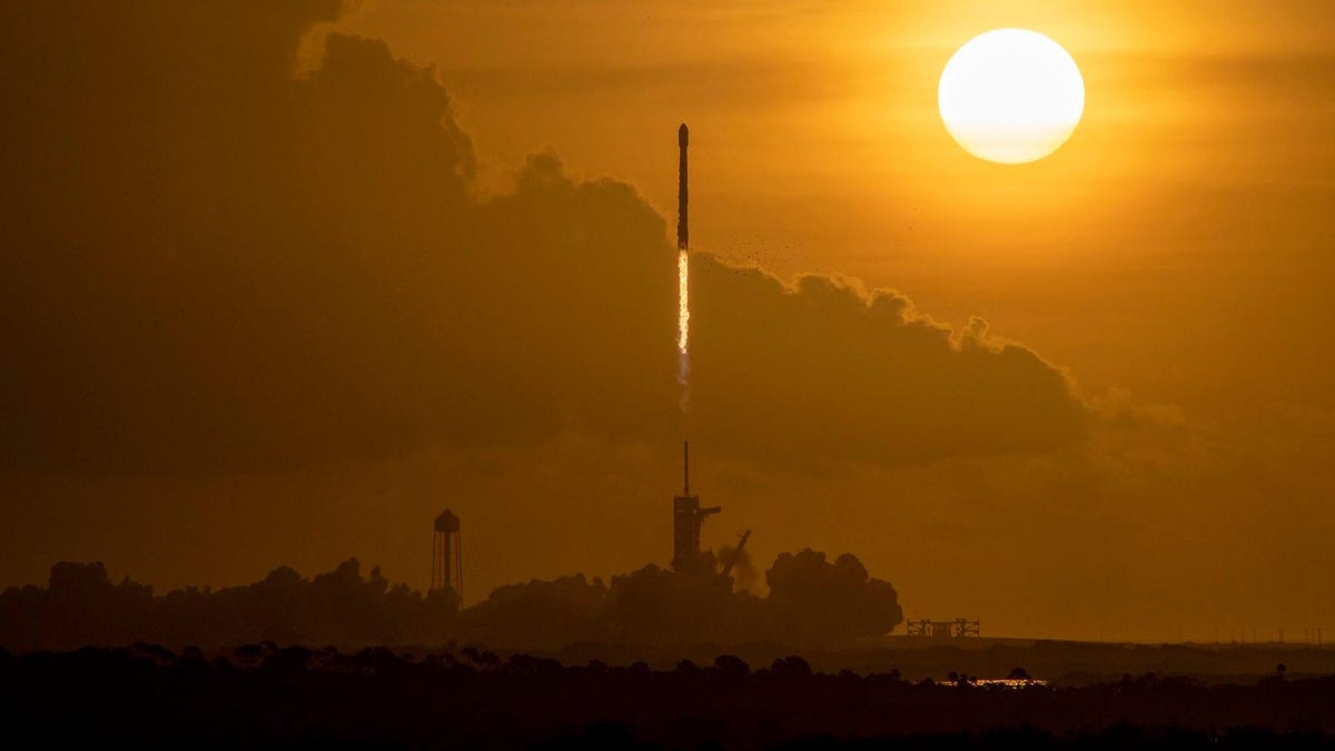 SpaceX's famous booster falls and breaks up in the ocean