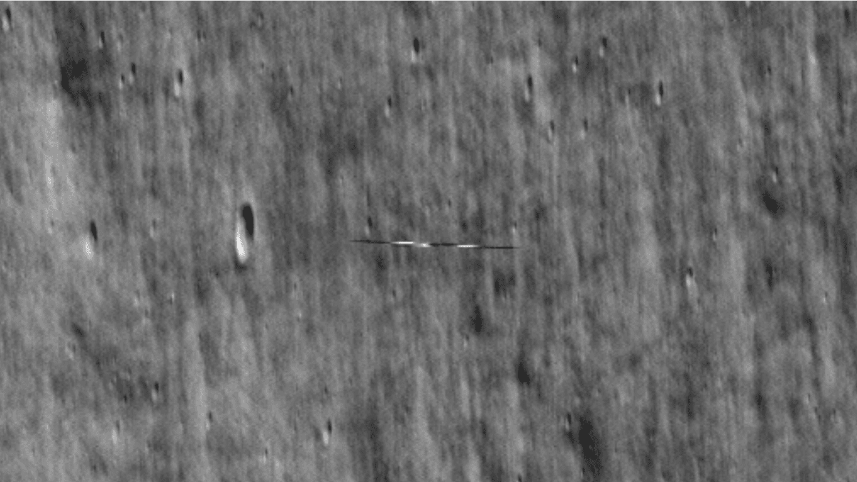 El Orbitador Lunar de la NASA captura una visión borrosa de una nave espacial separada alrededor de la Luna