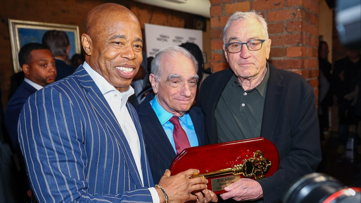 Robert De Niro Presented With Keys To New York City   09b5d5c9e4608281b22257907b0045e2 