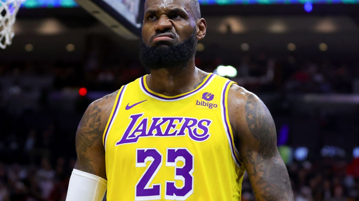 Lakers already complaining about lack of foul calls for LeBron James