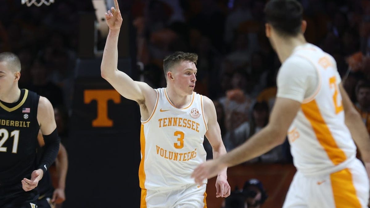 No. 8 Tennessee rolls to blowout win over Vanderbilt