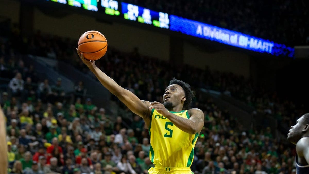 Oregon looks for rare sweep as it faces UCLA