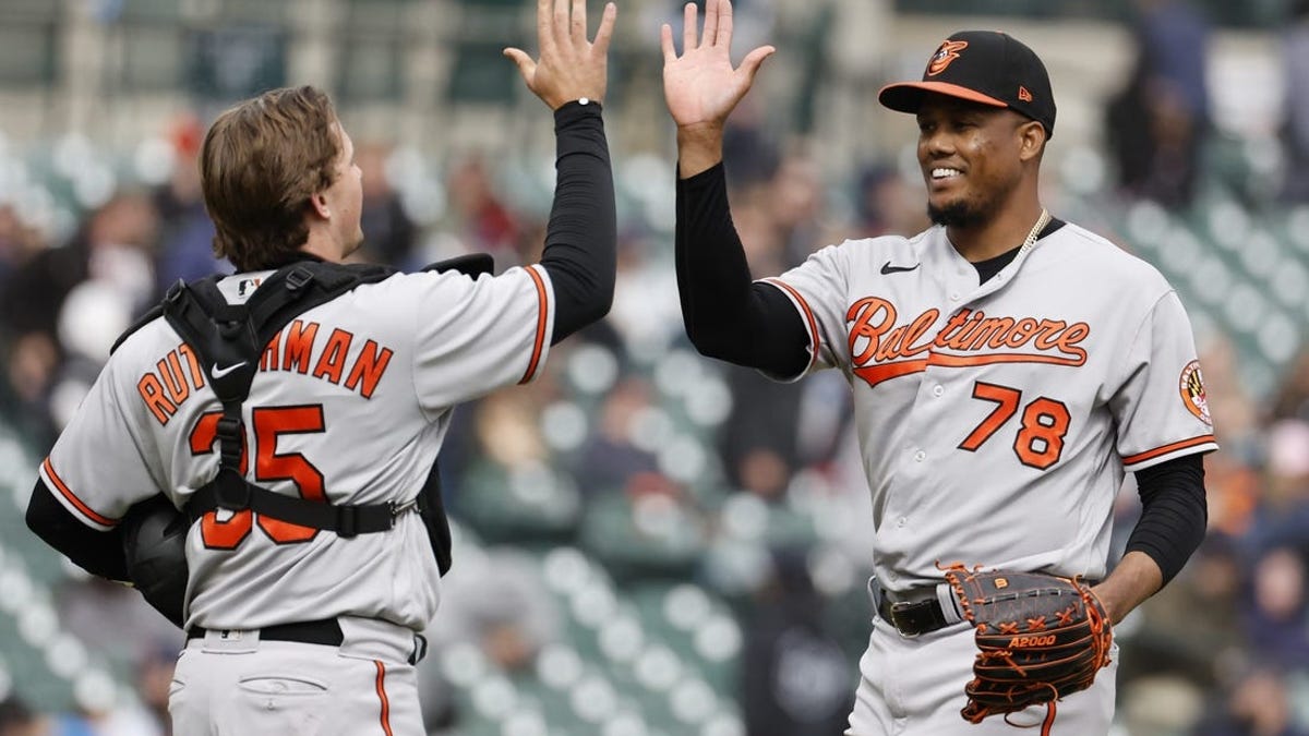 Orioles come from behind to outslug Royals