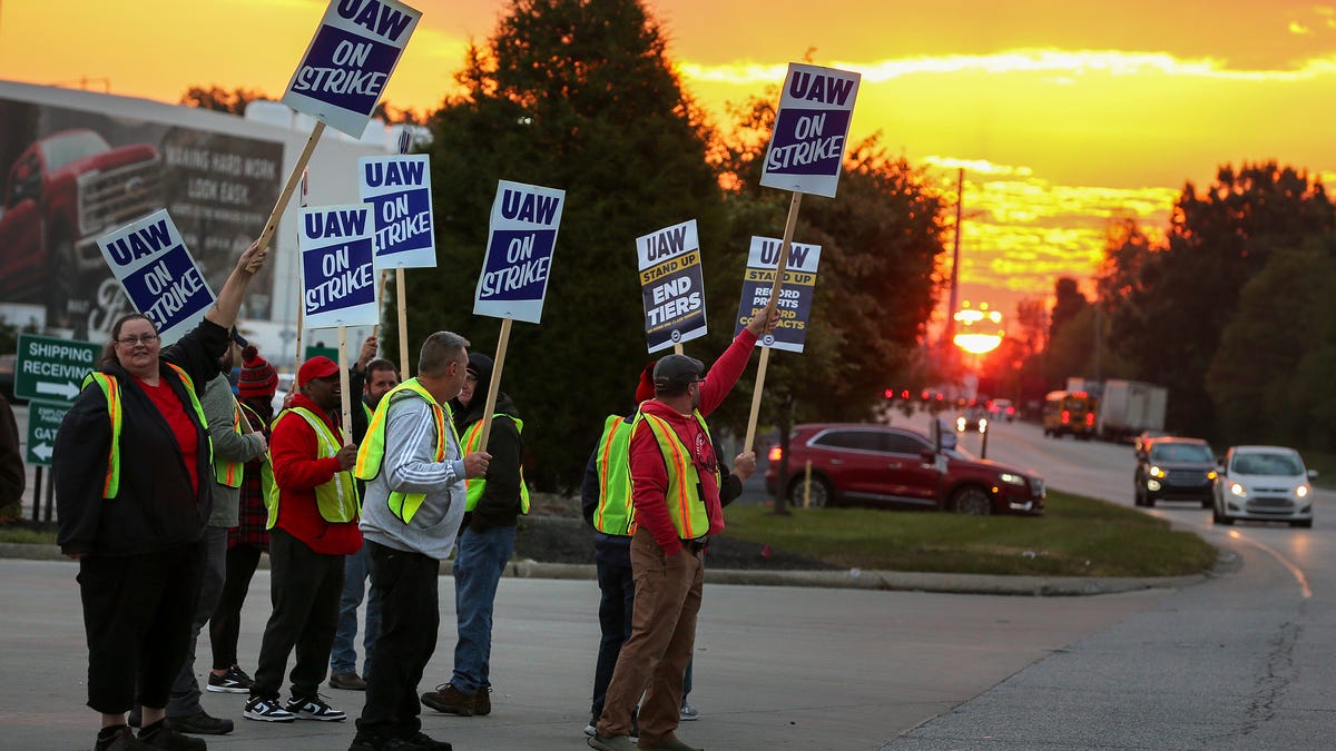 Ford And Stellantis Workers Join Those At GM In Approving Contract ...