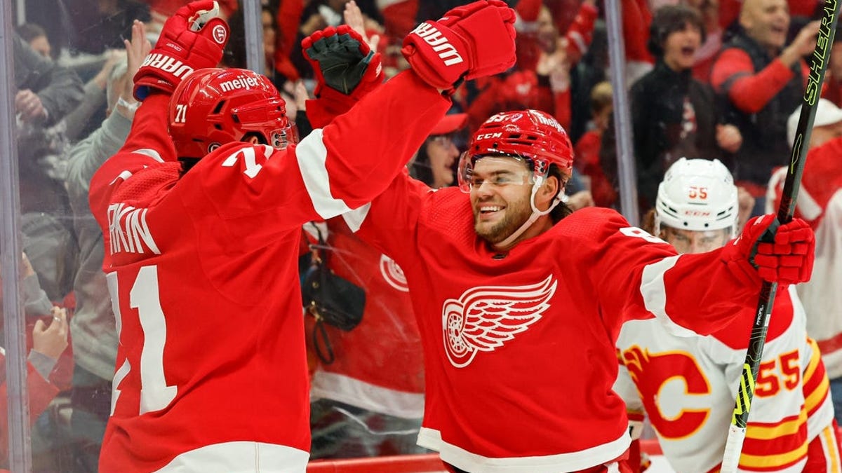 Alex DeBrincat nets hat trick, Red Wings top Flames for 5th straight win