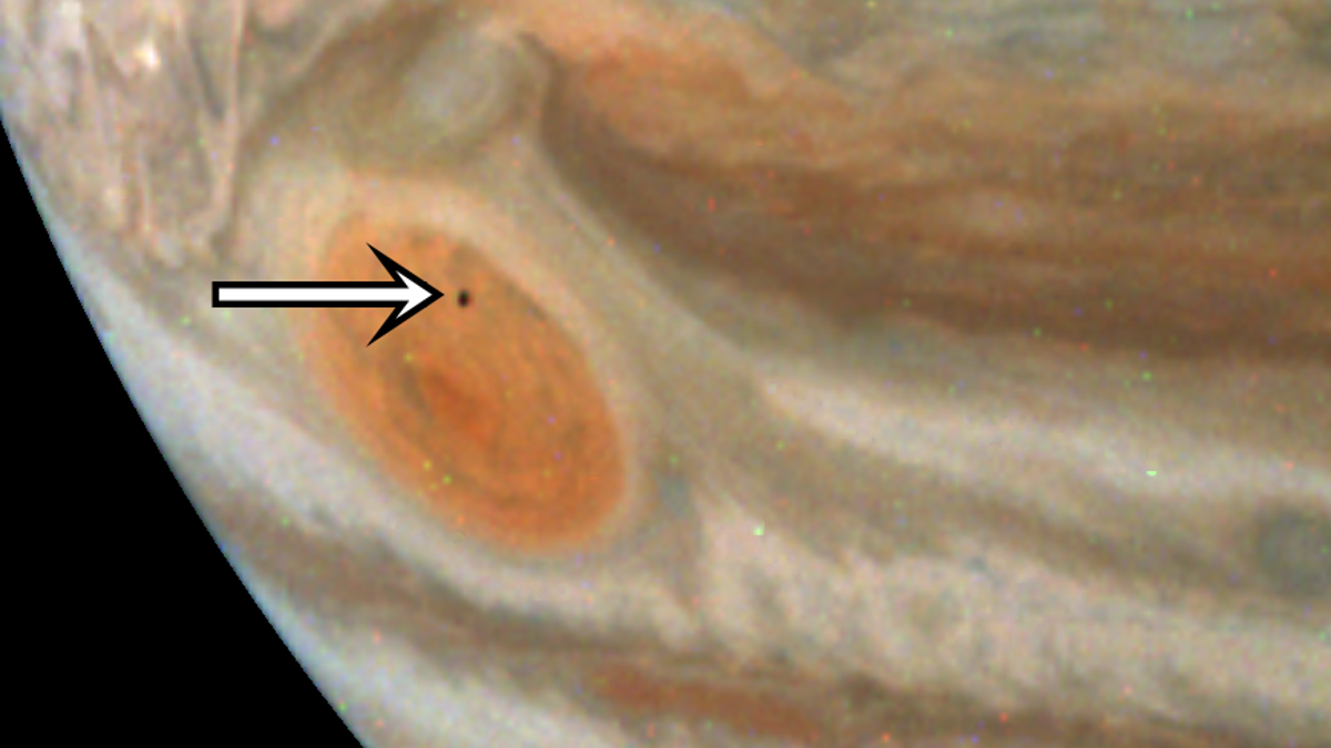 Misteriosa luna fotobomba la gran mancha roja de Júpiter en la última imagen de Juno