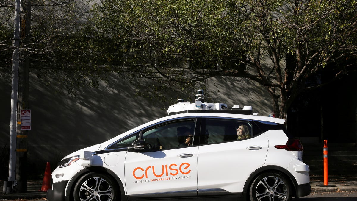 La croisière de GM remet les robots-taxis sur la route, avec des chauffeurs
