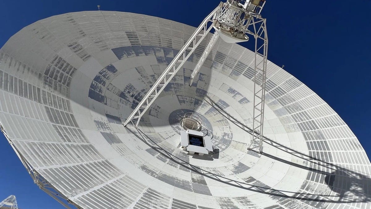 La nueva «antena híbrida» de la NASA impulsa los enlaces con el espacio profundo