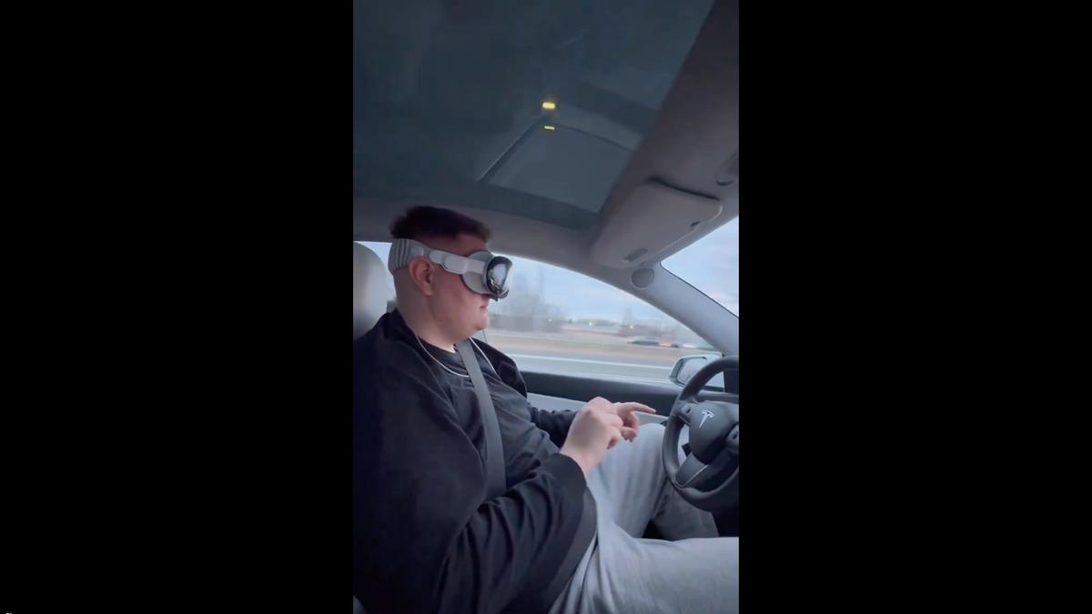 Um motorista da Tesla foi supostamente preso por usar um Apple Vision Pro enquanto dirigia o carro no piloto automático