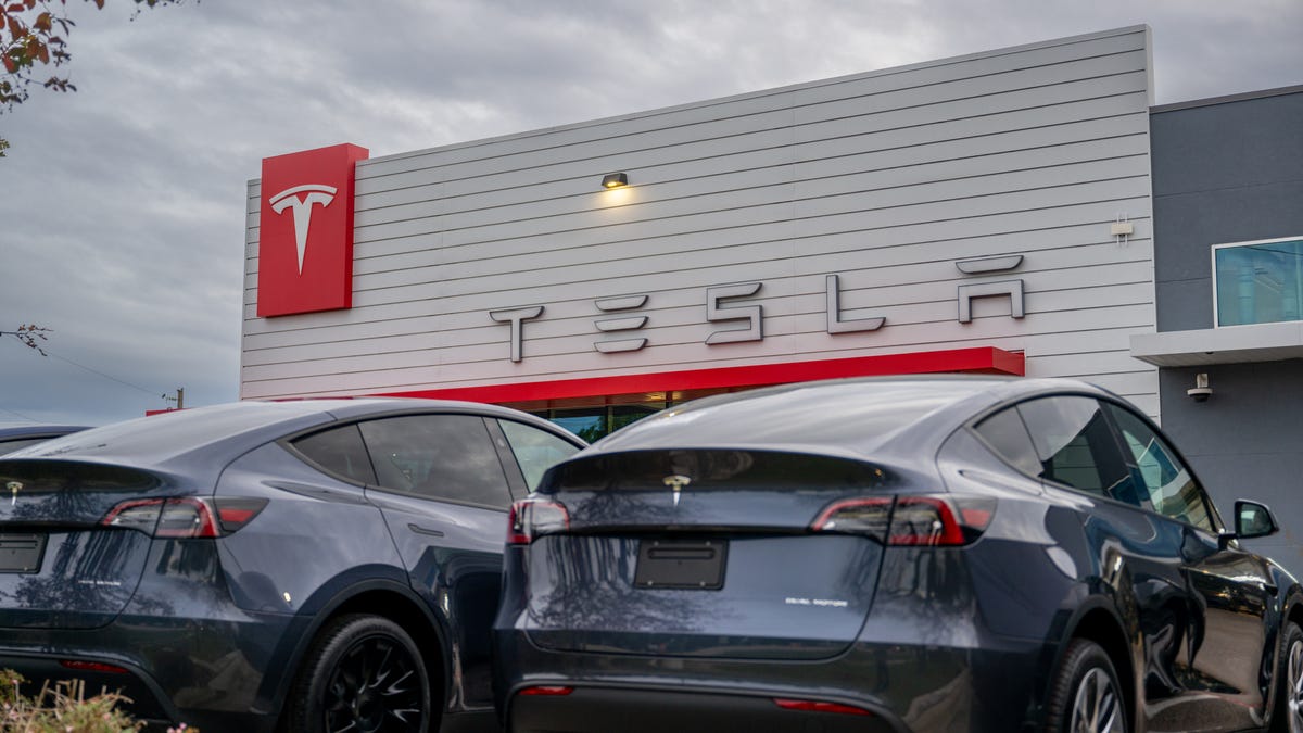 Tesla stock hit its lowest point in a year after analysts said investors may start 'tossing in the towel'