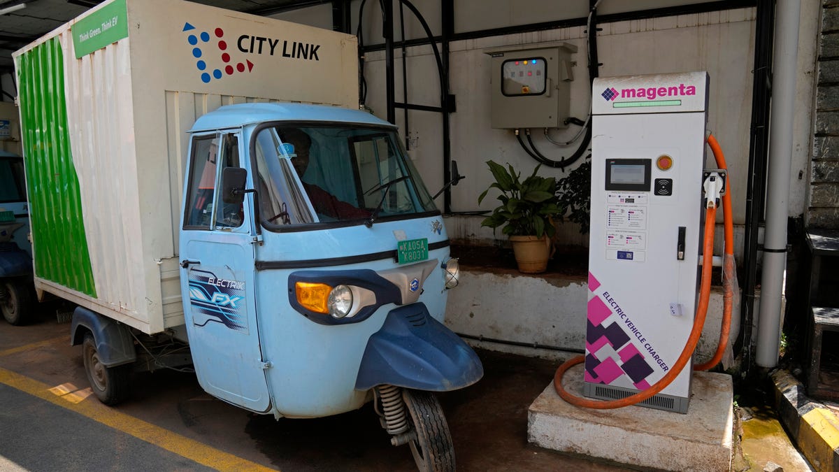 e rickshaw charging station cost