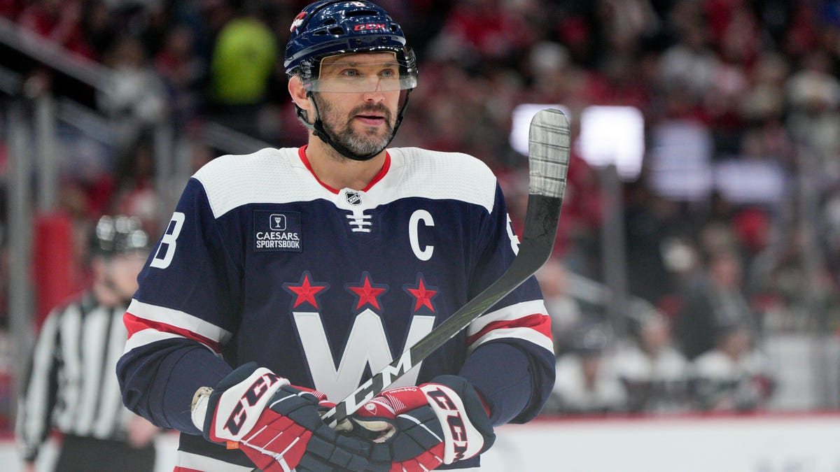 Ovechkin passes Gretzky to establish a new NHL scoring record