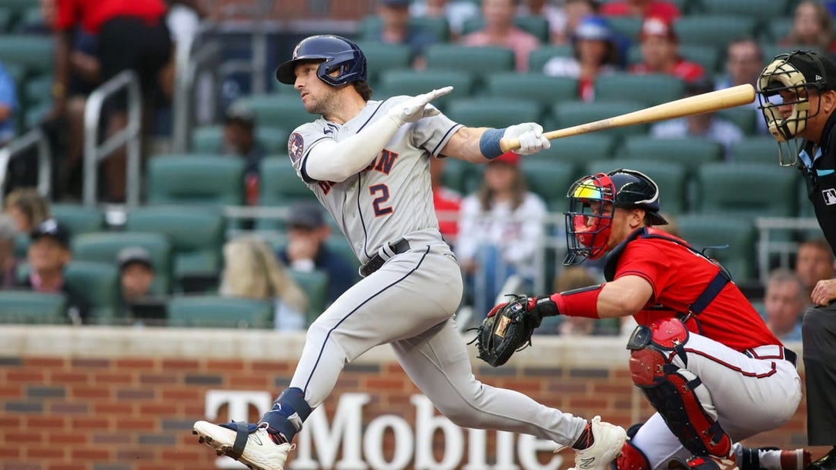 Yordan Alvarez hits monstrous walk-off home run to complete Astros comeback