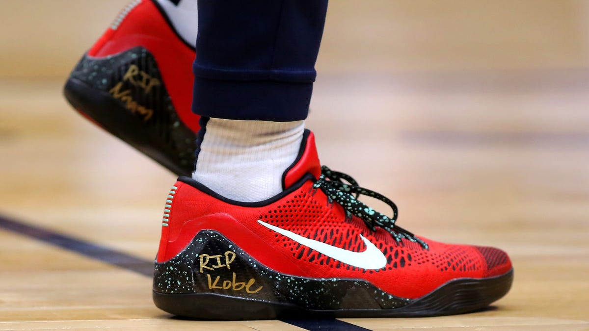 LeBron James Wears Kobe Bryant's Nike Sneakers in Return to Court