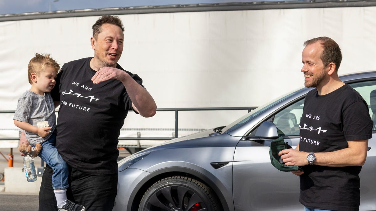 Elon Musk besucht Teslas wiedereröffnete Gigafactory in Deutschland