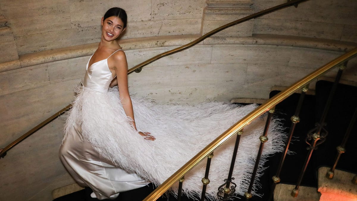 Looking For Vintage Wedding Dresses? Moda Operandi's New Offering Is a  Fashion Bride's Dream