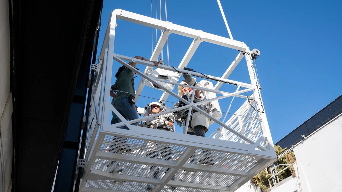 Astronautas da NASA testam o elevador lunar para a missão de pouso de 2025