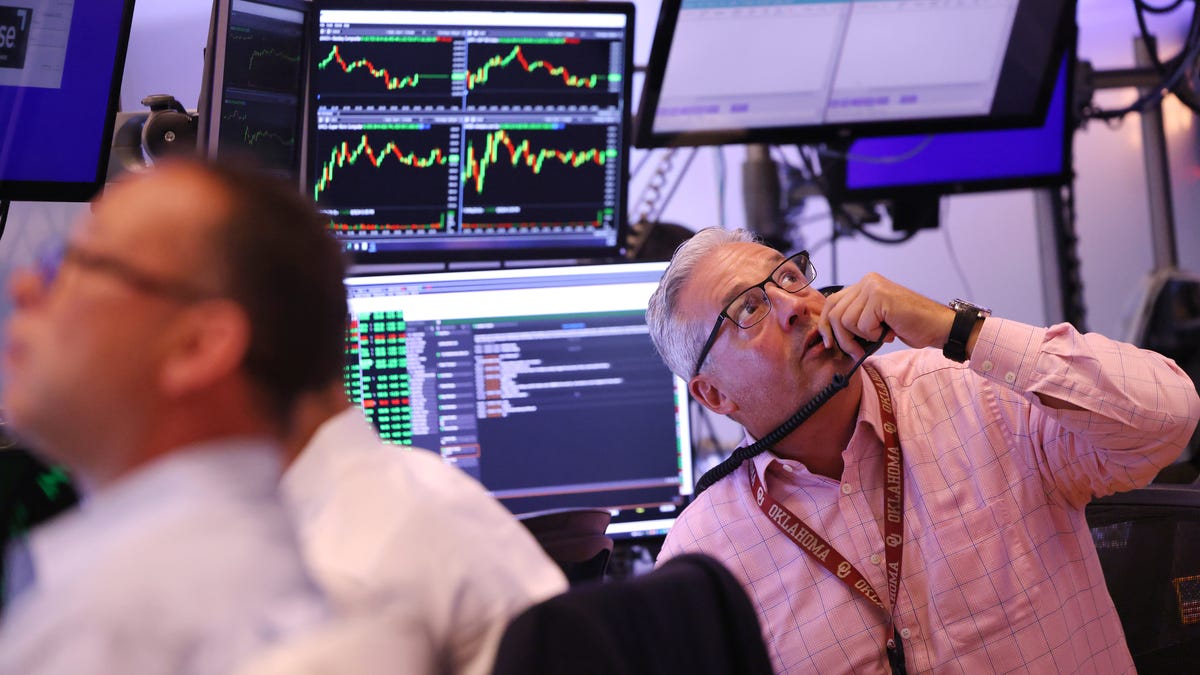 The Dow falls 300 points due to the port strike and the Fed's cautious interest rate policy