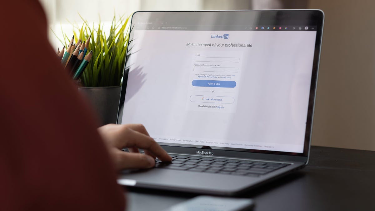 Why You Need to Stop Using LinkedIn’s Template to Message Recruiters