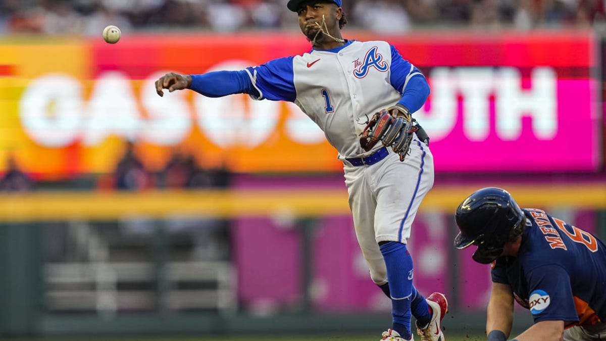 Yordan Alvarez reaches on a fielding error by first baseman Alex