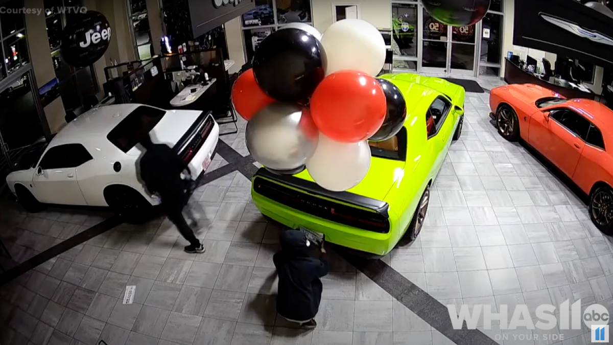 Watch Thieves Steal Six Challenger Hellcats in 40 Seconds Flat