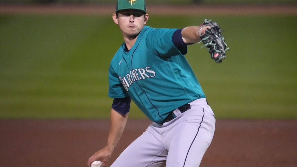 Mariners place Ray on 15-day IL with flexor strain