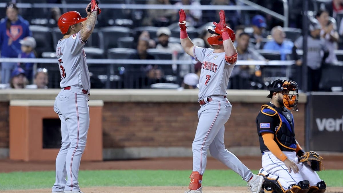 Reds top Mets, maintain grip on wild-card spot