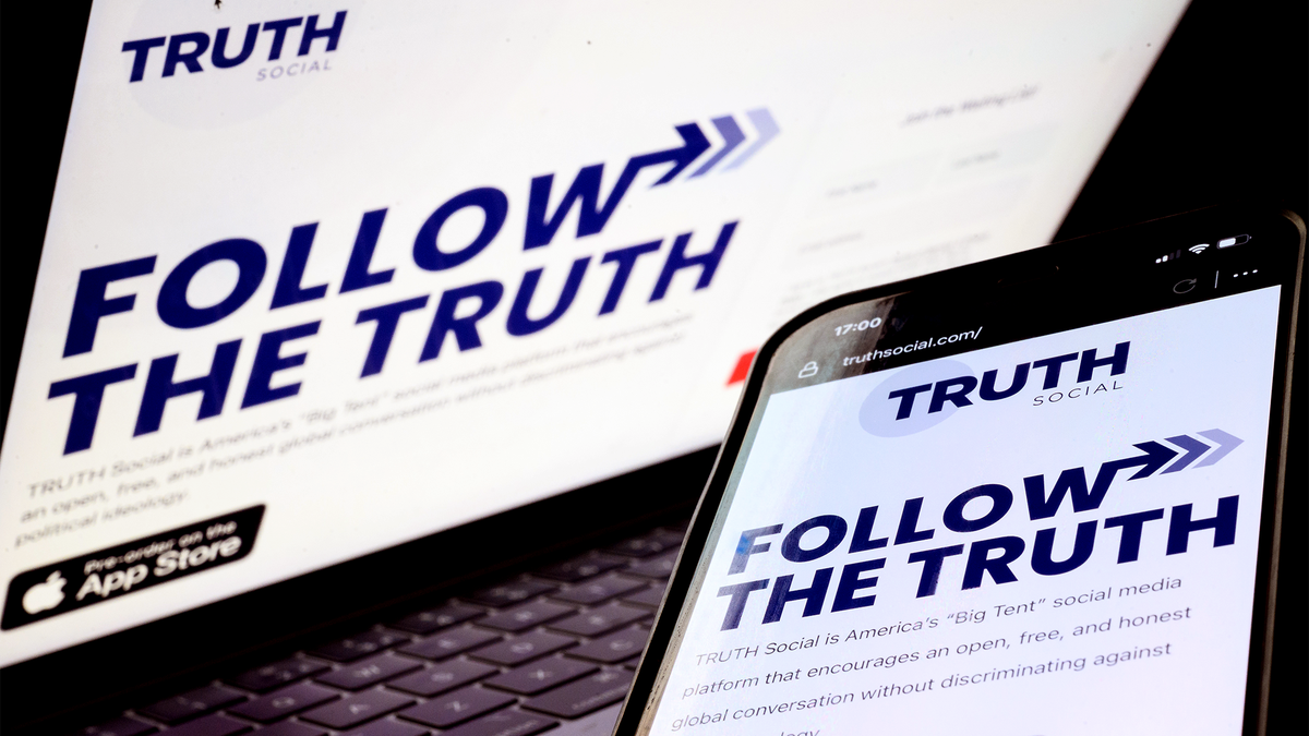 Truth social trump. Truth social. Truth социальная сеть. Truth social Трамп. Форбс лого.