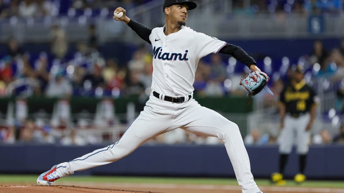 Florida Marlins starter Dontrelle Willis pitches against the St