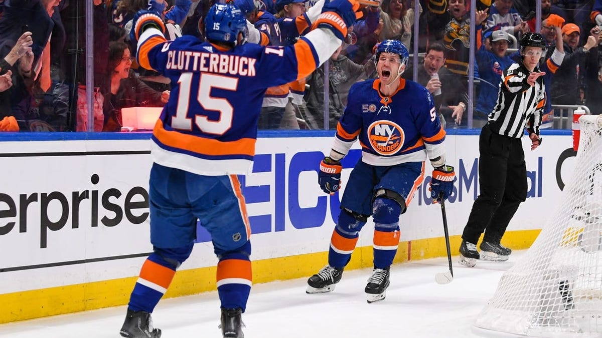 Islanders score 4 late goals to take pivotal Game 3 against