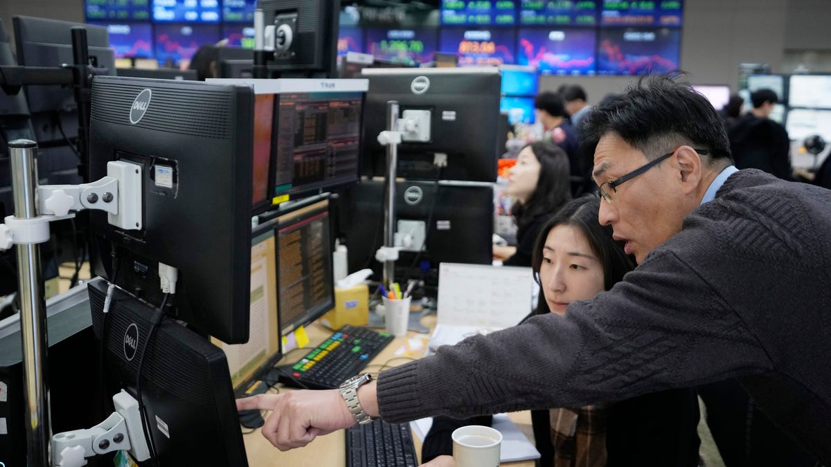 Asian stocks were mixed ahead of US consumer confidence and price data