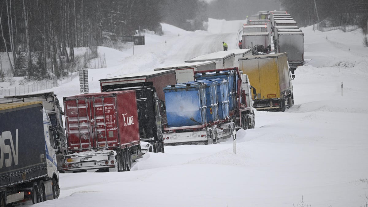 Una tormenta de nieve deja varados 1.000 vehículos en una autopista de Suecia durante hasta 20 horas