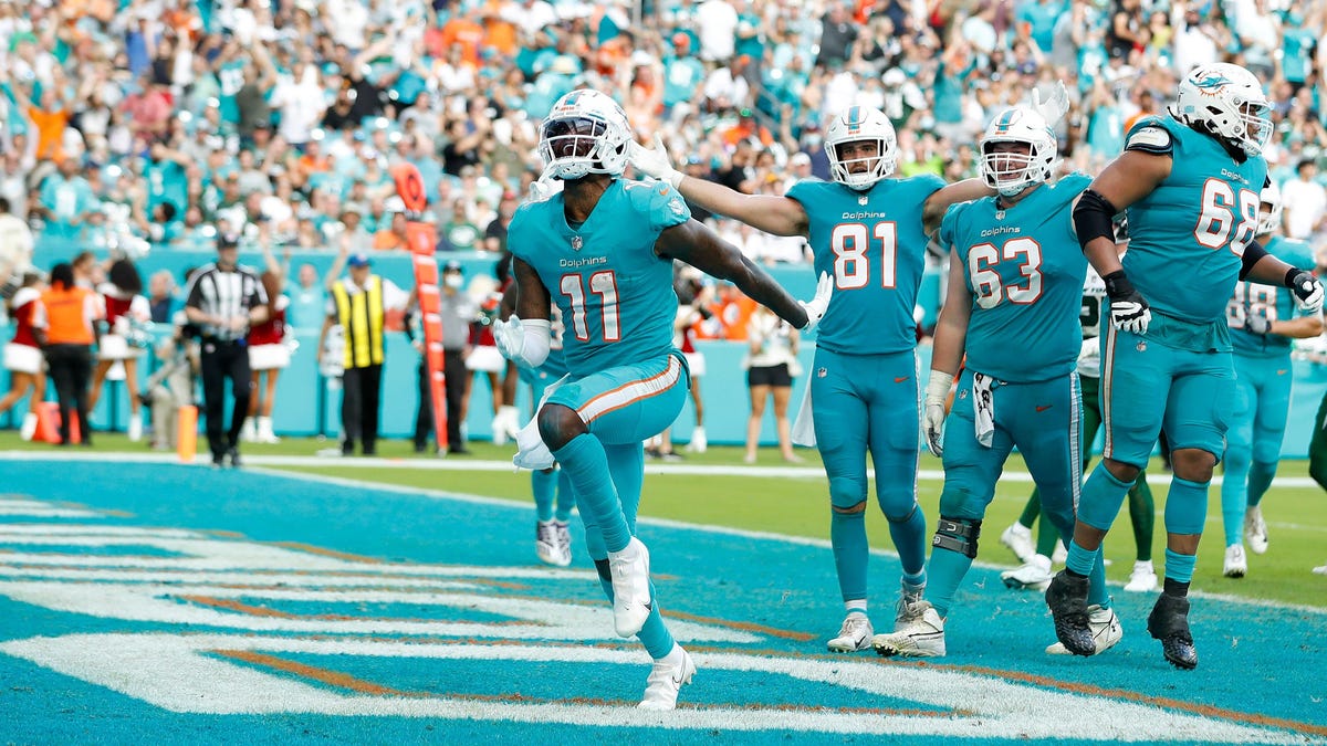 How did the Miami Dolphins win seven straight?