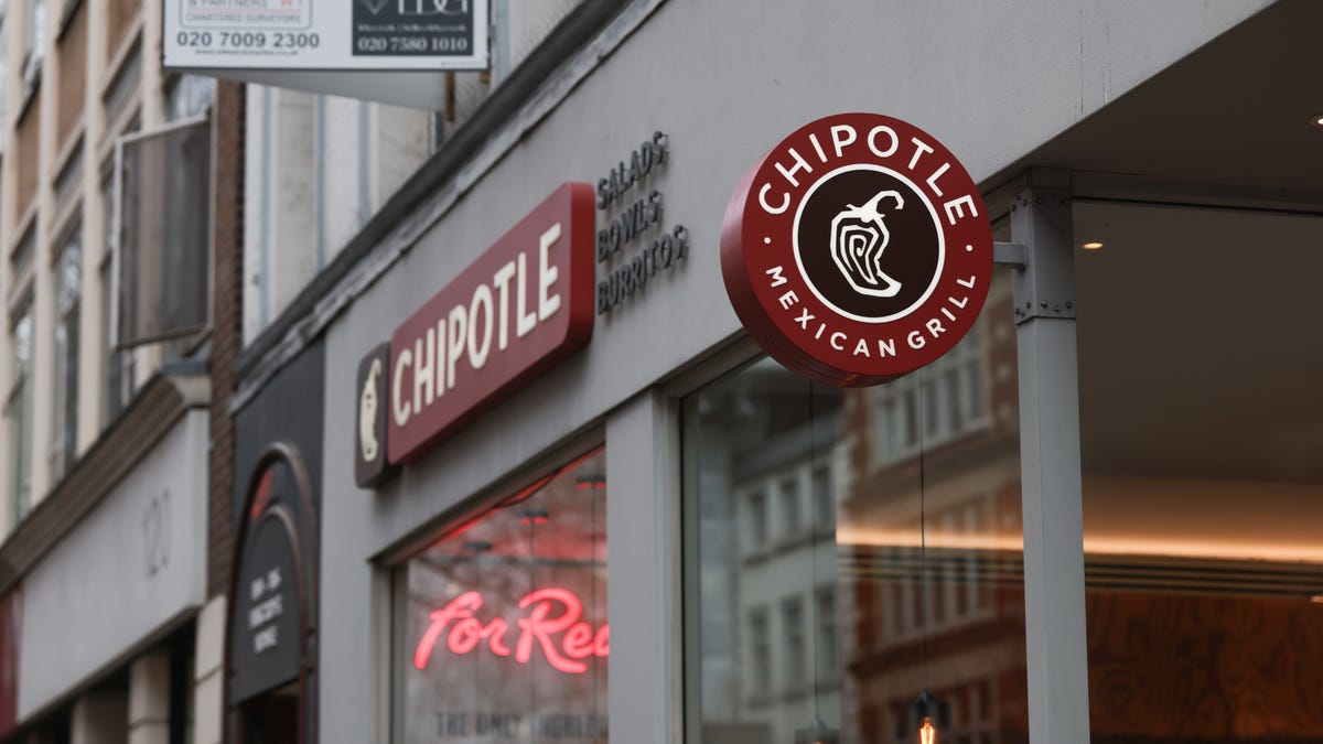 Starbucks shares rise rapidly and Chipotle falls after CEO poaching