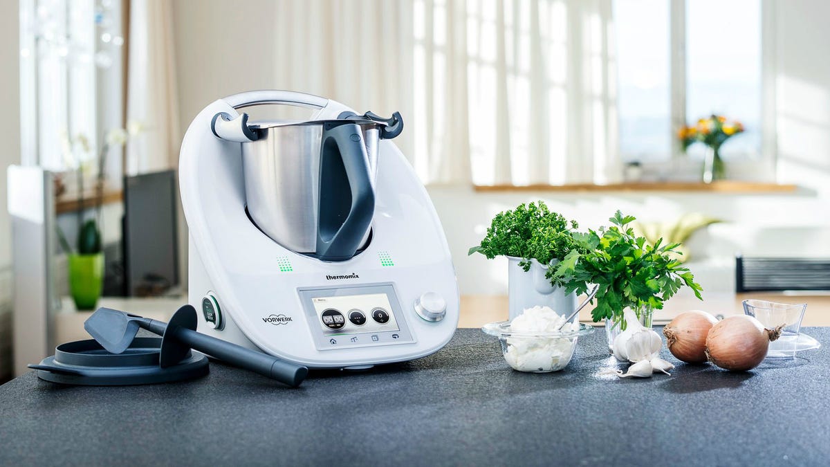 Automatic Pan Stirrer Demo  Our Culinary Team Tests Kitchen Gadgets 