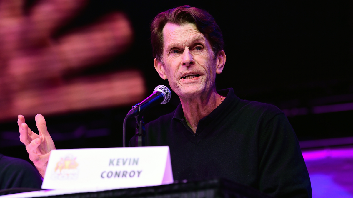 Murió el actor Kevin Conroy, la voz de Batman en las películas y series  animadas