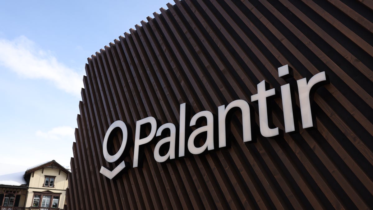 Palantir stock slips 8% as the bleeding gets worse