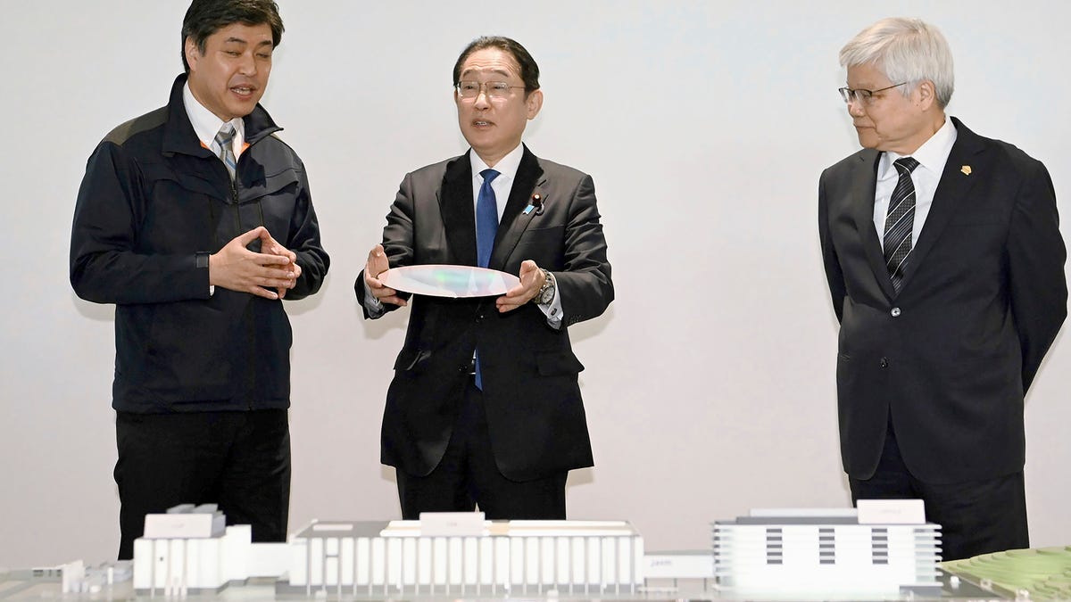 Japanese leader visits new chip factory, highlights ties with Taiwan and key technology support