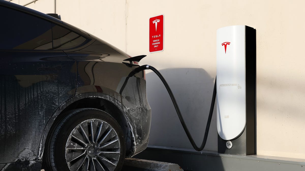 La actualización de Tesla tiene como objetivo ayudar a los propietarios que no pueden desconectar sus cables de carga en el frío