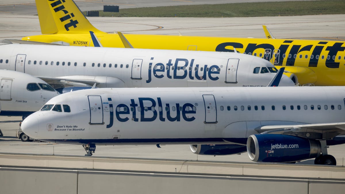 A JetBlue megszakítja az útvonalakat és elhagyja a városokat, miután a Spirit egyesülése meghiúsul