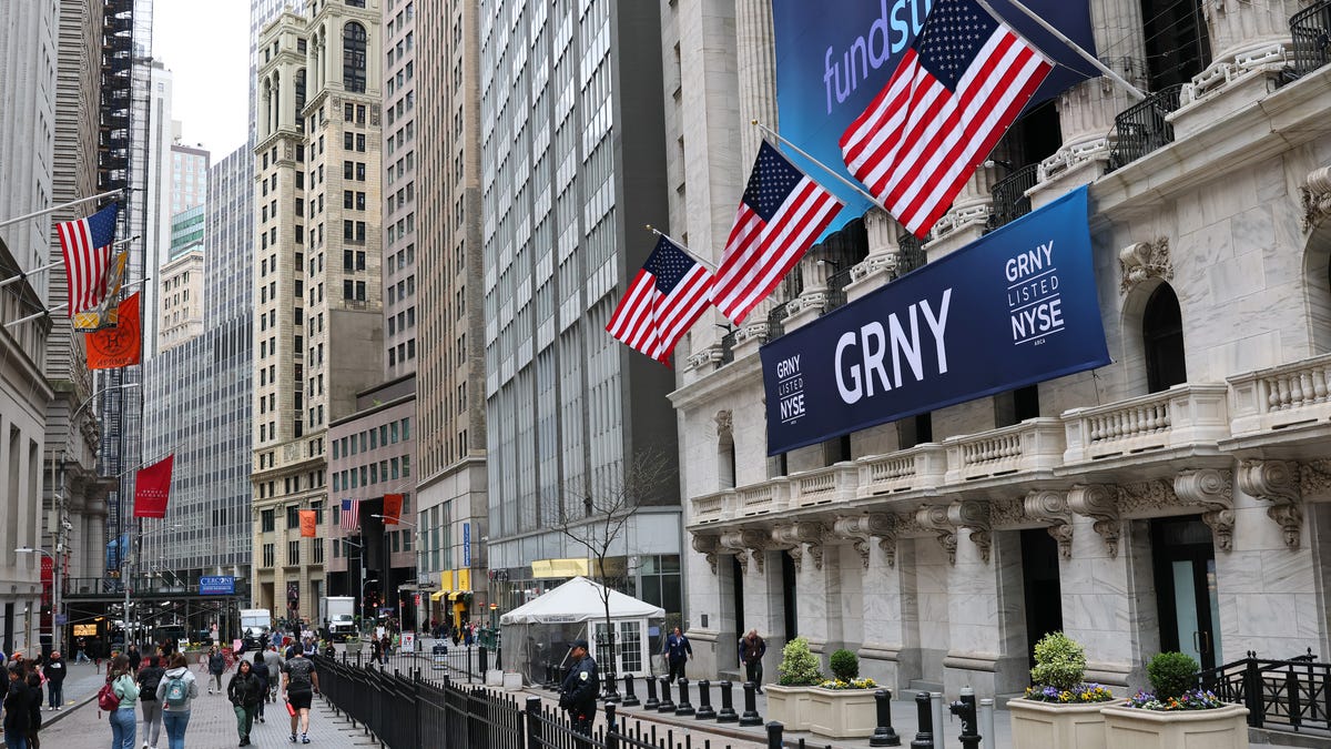 Stocks slides as Warren Buffett bows out