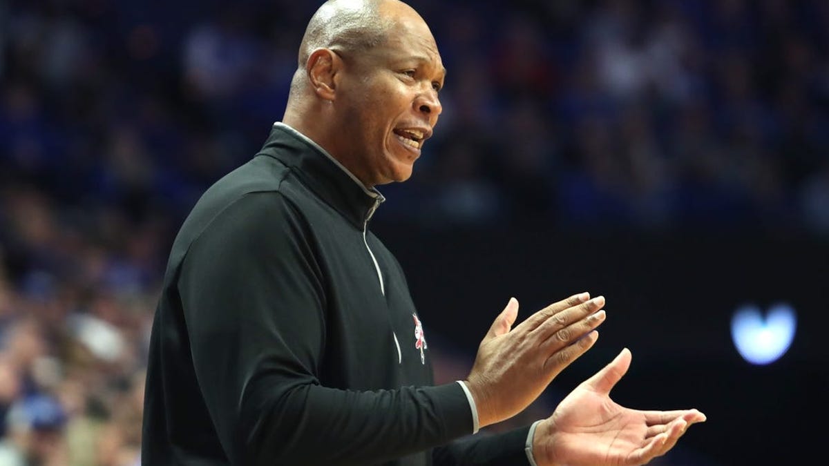 Bellarmine narrowly beats Louisville in Kenny Payne's debut