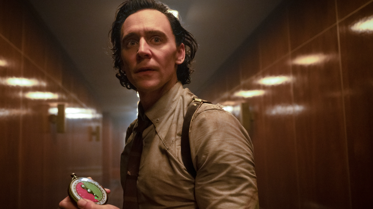 Tom Hiddleston piensa que Loki terminó siendo un héroe después de su viaje multiversal de 14 años